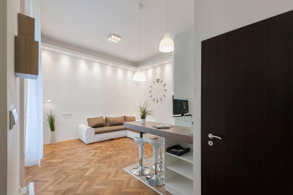 Szent Istvan Ter 4 Next To Basilica A 1 Bedroom Budapest Exterior photo