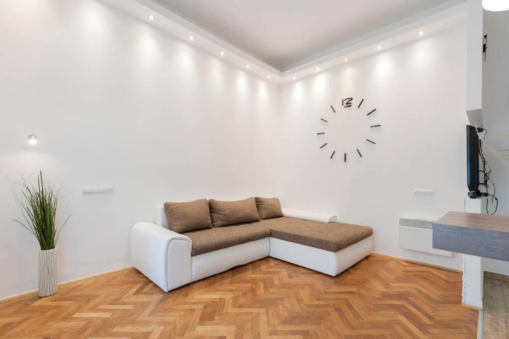 Szent Istvan Ter 4 Next To Basilica A 1 Bedroom Budapest Exterior photo
